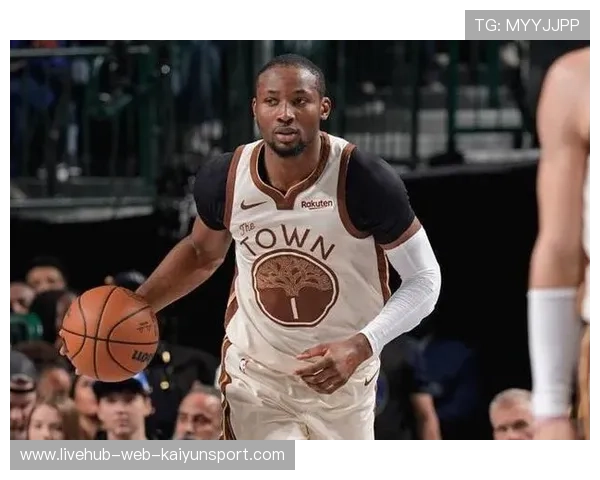 勇士库明加冲击篮下，连续造犯规